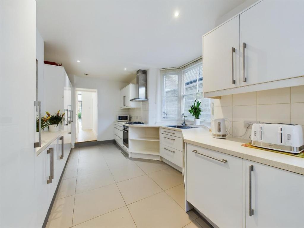 Luxury 4-Bedroom Modern Flat In Central London Steps From Station, Sleeps 9 In Style! Номер фото