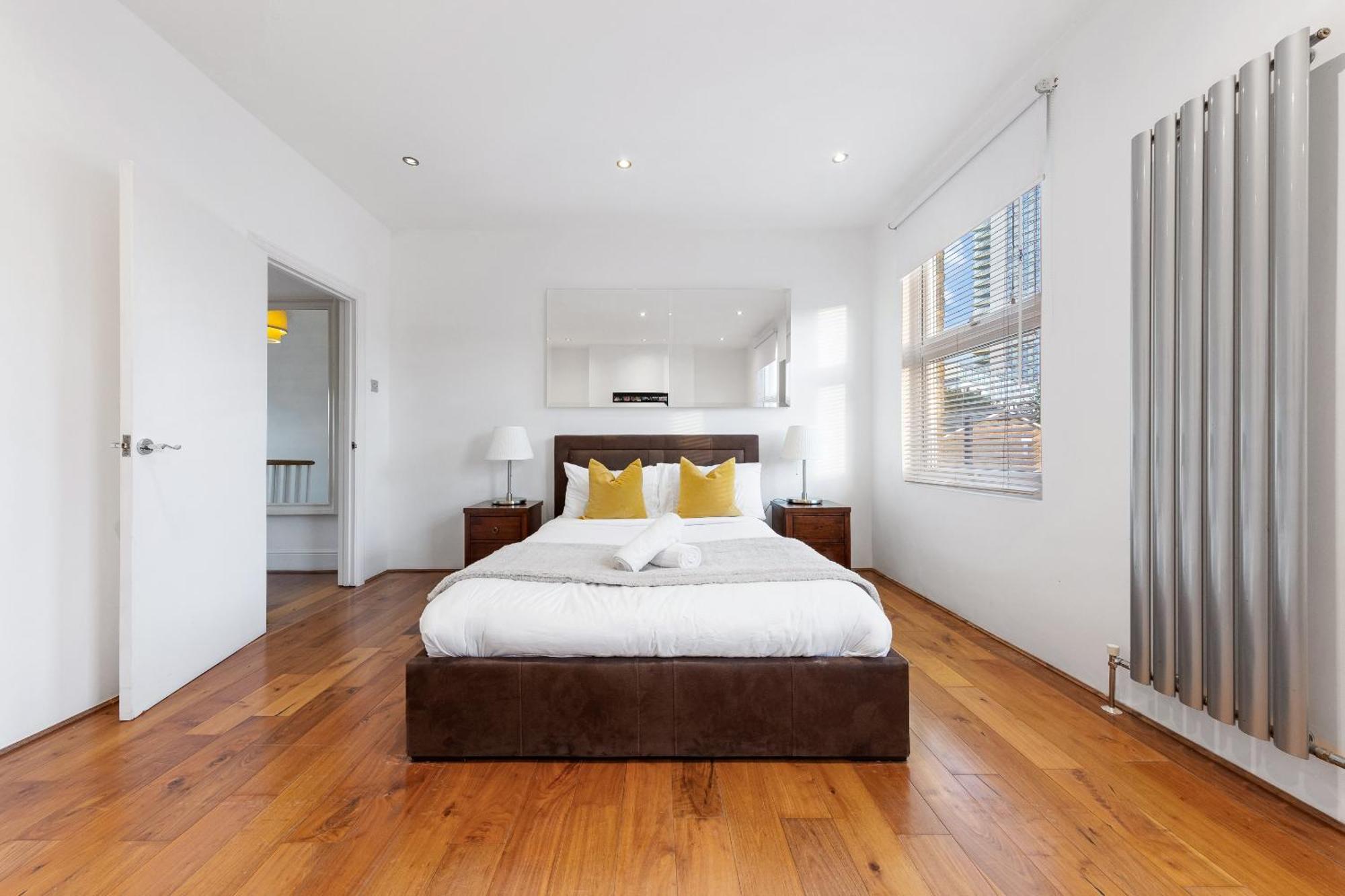 Luxury 4-Bedroom Modern Flat In Central London Steps From Station, Sleeps 9 In Style! Экстерьер фото